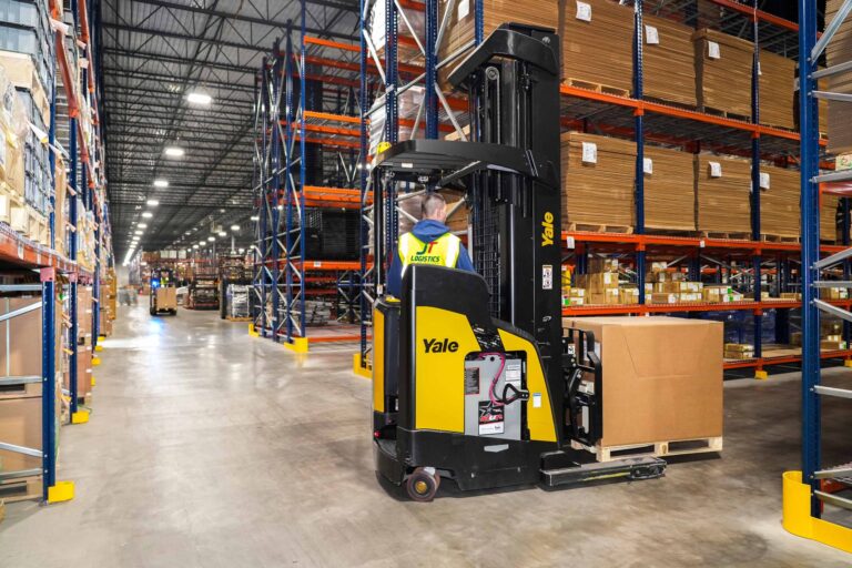 Forklift-Warehouse-Workers-3840-scaled Image description